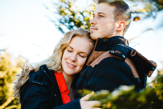 Frau lehnt sich an die Brust des Mannes