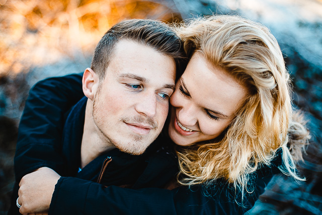 Freundin umarmt Freund