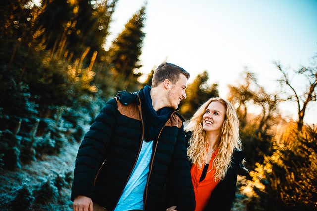 Liebespaar auf einer Lichtung im Wald