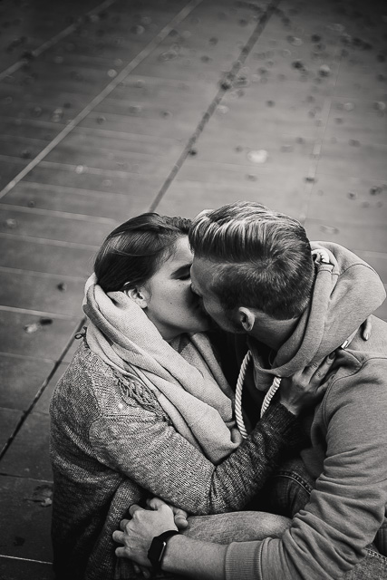 Paar auf dem Boden - s/w-Foto