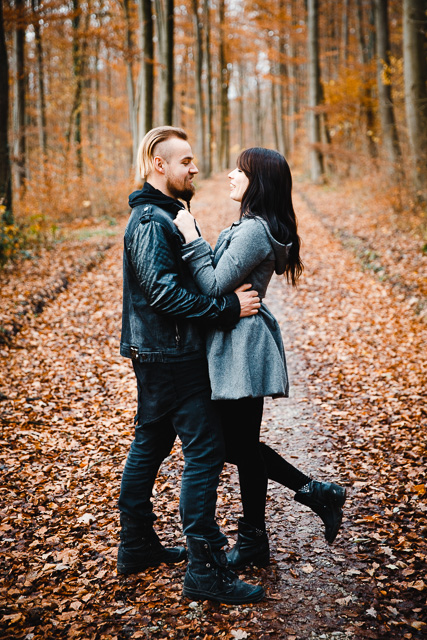 Paar im Wald, stehend, Herbst