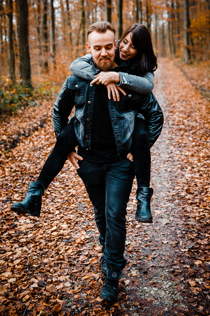 Mann trägt Frau huckepack, Herbst, Fotoshooting