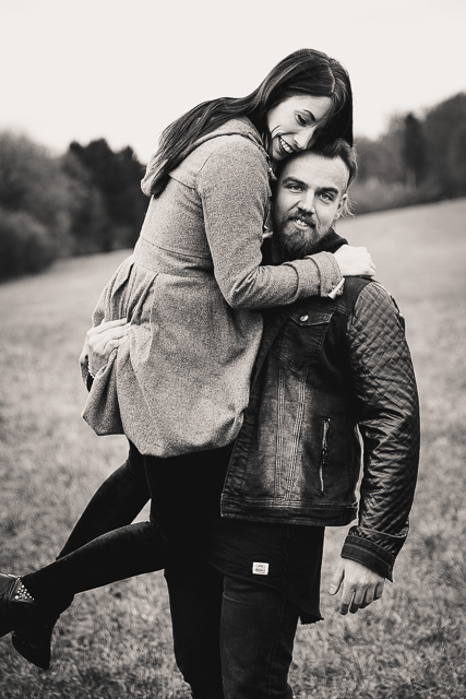 Mann trägt Freundin auf dem Arm