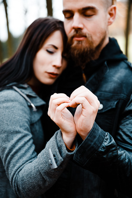 Paar macht formt die Hände zu einer Herz-Geste