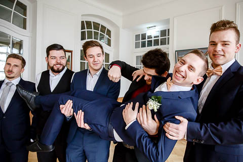 Bräutigam mit Freunden