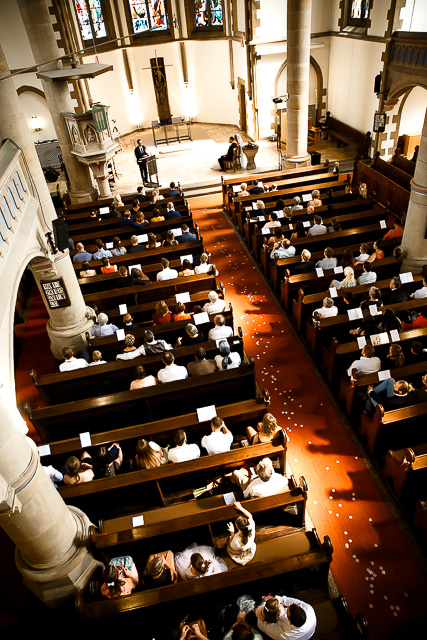 Hochzeitsgesellschaft in der Kirche