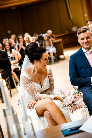 Braut lacht ungezwungen