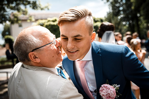 Mann gratuliert dem Bräutigam