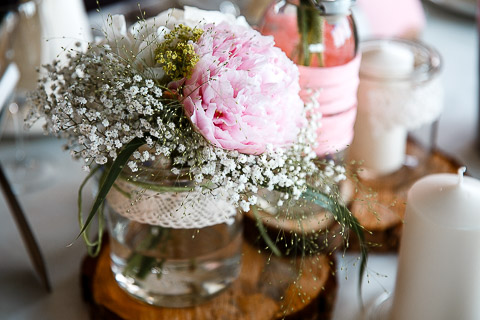 Tischdeko mit Blumen, Pfingstrose, Schleierkraut