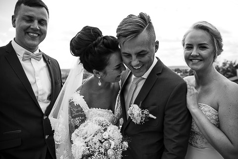 Portrait, Brautpaar mit Gästen, lacht; schwarz-weiß