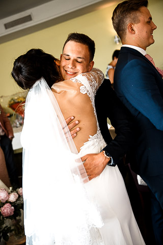 Gast gratuliert Braut