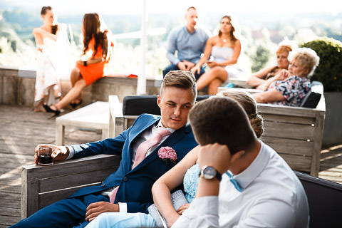 Bräutigam unterhält Gäste, Szene