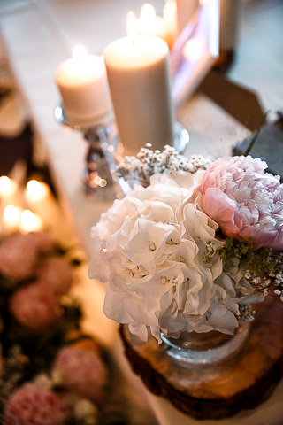 Tischdeko mit Kerzen und Blumenschmuck