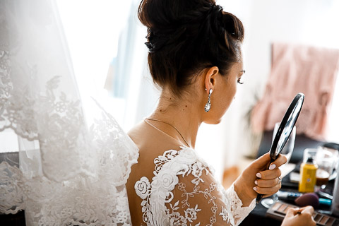 Frau beim Getting Ready mit Spiegel