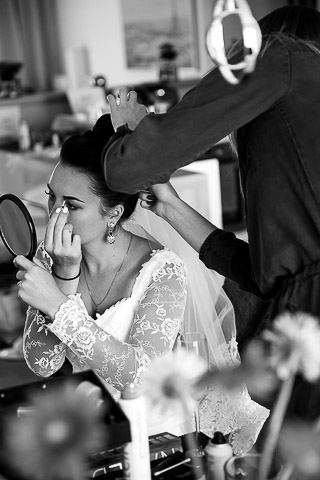 Braut wird gestylet, Braut zupft Augenbrauen, schwarz-weiß