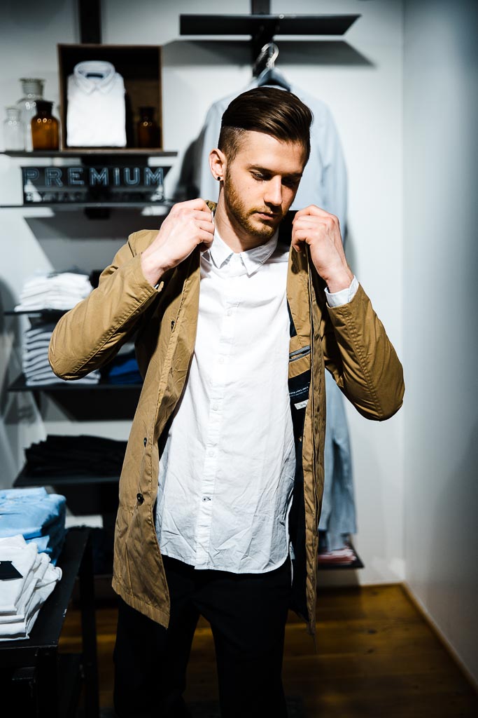 männliches Modell mit Denim, Hoodie, Fashionshoot